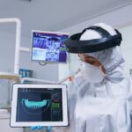 Chirurgo implantologo al lavoro con strumenti digitali 3D