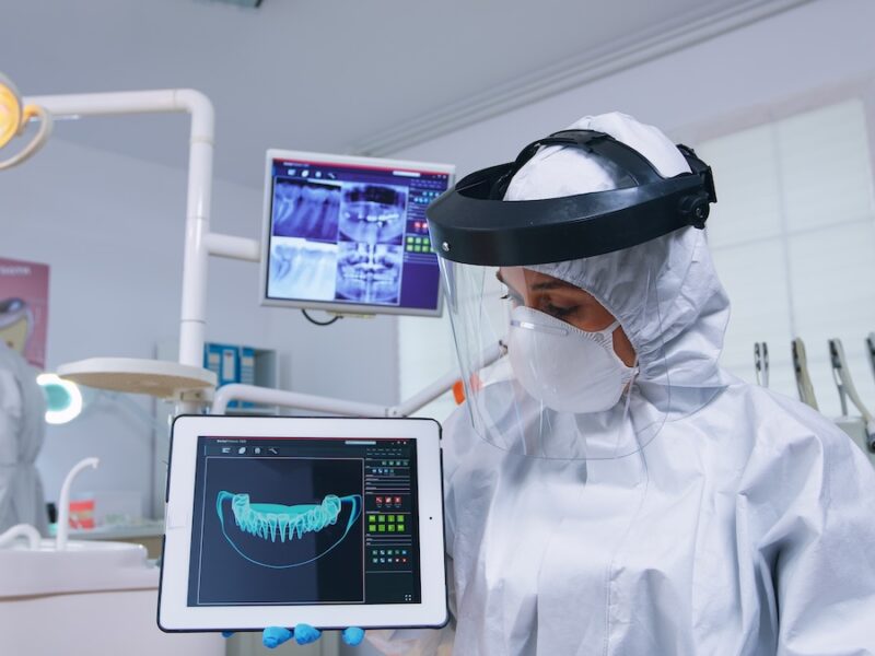 Chirurgo implantologo al lavoro con strumenti digitali 3D